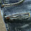 Mäns jeans zoom ny ankomst varm försäljning toppmode höst blixtlås fluga tvättat avslappnad lapptäcklast denim fickor bomullsjeans män l231220