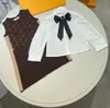 Vestidos de marca para bebé Falda de fiesta para niña con decoración de lazo Tamaño 110-160 Camisa de cuello blanco y vestido de diseñador de punto sin mangas Dec10