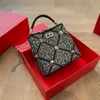 Borsa a tracolla con secchiello romano con manico superiore con rivetto di diamanti Marchio di lusso V con strass trapuntato con borchie Designer Borse per la spesa da donna Borsa a tracolla piccola con catena da donna