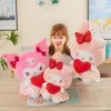 Encantadores juguetes de felpa kuromi sosteniendo el corazón relleno animal peluche almohada muñeca regalos al por mayor para el día de las fiestas de San Valentín