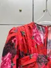 Abito da donna Marchio di moda europeo Mini abito slim fit pieghettato con stampa floreale rossa con scollo a V e maniche lunghe