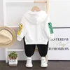 Pullover New Spring Autumn Baby Girl Clothes Children Boys Cotton Letter Hoodies byxor 2 -stycken Set Smörjande modedräkt Kids Tracksuitsl231215