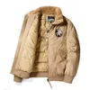 Mäns jackor 2023 Winter Men Jacket Högkvalitativ herrarna tjocka varma lösa loss jacka Baseballjacka Mäns Lapel Badge broderi Coat 5xll231026