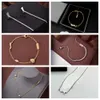 Nya modearmband Top Look damer Kvinnor Designer Halsband Bangle Armband Lyxuppsättningar Pendantsmycken Estetiska tillbehör