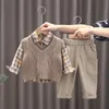 Baby boy kleren moeder kinderen lente kleding sets trui vest 3 stks peuter broek katoen Koreaanse versie van kinderpak 231220