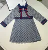 Lyxiga barnklänningar band slips dekoration baby klänning storlek 110-160 designer flicka kjol rutnät brev full tryck småbarn frock dec10