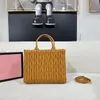 В 2024 году появятся новые продукты: плиссированная сумка, сумка, сумка через плечо, сумка для покупок, универсальная стильная сумка большой вместимости люксового бренда, дизайнерская мини-сумка, женская сумка, дорожная сумка.