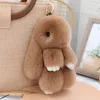 Bag delar tillbehör fluffig söt kanin 18 cm real päls nyckelchain rex kanin pom gåva leksak docka kvinnor hänge charm bil nyckel nyckelring metall ring 231219