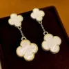 2024 Boucle d'oreille de trèfle à quatre feuilles Mode classique Boucles d'oreilles pendantes Designer pour femme Agate Mother Pearl Moissanite Cadeau Valentines TeacherDay Boucles d'oreilles Designer Q01