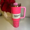 Parade rose avec logo 1: 1 H2.0 Gobelets en acier inoxydable de 40 oz avec couvercle à poignée en silicone et paille Les tasses de voiture de voyage gardent à boire froid