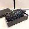 Kabartma Camellia Desen Kadın Tasarımcı Uzun Cüzdan Flep Torba Buzağı Deri Altın Donanım Tokası Lüks Debriyaj Çantaları Çok Pochette Kart Tutucu Çanta 19x10cm