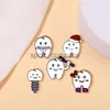 Söt tandbrosch Bow Tooth Doctor Screw Fruit Repairman Red Flag Unicorn Crown Healthy Tooth Badge Punk Metal Pins Smyckespresent