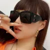 Moda Tasarımcı Güneş Gözlüğü Büyük Boy Retro Kadınlar Hollow B şeklinde tam çerçeve Sunglasse Square Style Kişisel Eyewear ile Kadınlar İçin 7 Renk Parti Yaz için