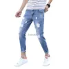 Jeans da uomo stile coreano vita media tasche con cerniera con bottoni uomo slim fit jeans skinny strappati pantaloni slim fit denim streetwear L231220