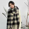 Schals Yu Shuxins gleicher karierter Schal im Instagram-Stil, koreanischer schwarz-weißer, verdickter warmer Quasten-Paarschal 1u7p