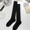 Çorap Çorap Tasarımcı Marka Çorap Kadınlar İçin Siyah Beyaz Kart İpek Ultra İnce JK Uzun Bacak Diz Uzunluğu 7NKW