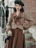 Robe de deux pièces Français Moderne Élégant Bureau Lady Tenues Bow Tops Manteau Marron Midi Jupe Femmes Pardessus Avec Ceinture Robe Outono Inverno