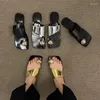 Тапочки большого размера на плоской подошве, 2024 г., корейская версия, нишевые сандалии с квадратным носком, женские модные однотонные сандалии