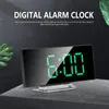スヌーズ関数ベッドルームのベッドルームのデジタル時計導かれている正方形のシングルフェイスデスクトップ部屋のテーブルのデジタル時計231220