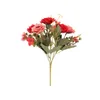 Dekoracyjne kwiaty z łodygami aranżacją na przyjęcie weselnym wystrój stół