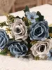 Dekoracyjne kwiaty z łodygami aranżacją na przyjęcie weselnym wystrój stół