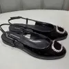 Kvinnors designer Formella skor med läder yttersula 35-42 EURKAL Högkvalitativ designer Flat Black Crystal Buckle Sandals Designer High Heels för sommaren