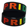 50st Gay Pride One Inch Wide Silicone Armband Svart vuxenstorlek Debossed och fylld i Rainbow Colors logo202C