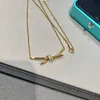 Collier de nœud de nœud de nœud à nœud doré élevé avec une qualité de main CNC Set Half Diamond Smooth Asymétrique 18K Rose Lock Bone Chain avec logo
