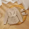 プルオーバー刺繍花柄の女の赤ちゃんセーターロンパー新生児長袖ニット服