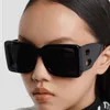 Lunettes de soleil de créateur de mode surdimensionnées rétro femmes creuses en forme de B lunettes de soleil à monture complète pour femmes avec lunettes personnelles de style carré 7 couleurs pour la fête d'été