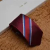 Cravatta da uomo di design Cravatte di seta per uomo Moda Matrimonio V Lettera Arco Luxurys Desginers Cinturones Mujeres Ceintures Ceinture