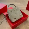 Borsa a tracolla con secchiello romano con manico superiore con rivetto di diamanti Marchio di lusso V con strass trapuntato con borchie Designer Borse per la spesa da donna Borsa a tracolla piccola con catena da donna