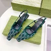 Tasarımcı Guckiciness Ayakkabı Sandaletler Elbise Ayakkabı Slingback Lüks Orta Topuk Terlik Rhinestone Toe Toe Kristal Köpüklü Baskı Pompaları Parti Deri Slide