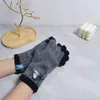 Vinter för att hålla varma lyxiga män kvinnor handskar p designer finger handskar varma handchuh mode guantes märke handskar