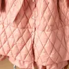 Trench da donna Piumino addensato rosa stile Hepburn per l'inverno 2023 Europeo di fascia alta Diamond Grid A-line Large Swing