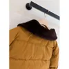 miui miui puffer jacka 23fw höst/vinter ny show stil dubbel skiktad fleece krage bröd ner kappa med ingefära gul ton