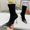 Sapatos de grife famosos Botas de estilete com diamantes quentes Estilo elegante Estilo minimalista Sapatos de gala Calf camurça Botas de salto com strass Botas femininas