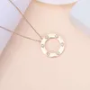 Joyería de diseño Collar de moda de oro rosa de primera calidad Collar de lujo ligero clásico Collar Simple Elegante Pareja Incoloro Cien regalos