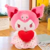 Encantadores juguetes de felpa kuromi sosteniendo el corazón relleno animal peluche almohada muñeca regalos al por mayor para el día de las fiestas de San Valentín