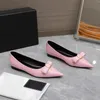 Nuevos pisos Moda clásica charol de seda zapatos individuales con hebilla de metal Zapatos cómodos de temperamento Zapatos de vestir de diseñador Fábrica CORDONES Caja de zapatos