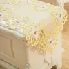 Bordslöpare Wliarleo Floral broderade ihåliga löpare med Tassel Luxury Wedding Satin Chemin de