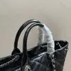 grand sac fourre-tout sac à bandoulière en treillis de diamant sacs à main de luxe fourre-tout denim sac à provisions en cuir chaîne sac de plage lettre femmes mode fourre-tout sacs sac sous les bras