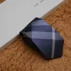 Cravatta da uomo di design Cravatte di seta per uomo Moda Matrimonio V Lettera Arco Luxurys Desginers Cinturones Mujeres Ceintures Ceinture