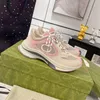 Interlocking designer casual skor kvinnor män kör sneaker ljusgrå mocka brun mocka trim lyxig bi-färg gummi sula snörning stängning låg klack tränare skor 35-45