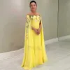 Abito da sera in chiffon giallo Abiti da cerimonia con ricami applicati con mantella con collo gioiello e abito da ballo da donna lungo fino al pavimento