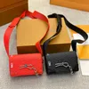 Erkekler moda crossbody çanta tasarımcısı shouder çantalar v sert gövde çanta markası kabartma göğüs çantası kadın kamera çantaları deri cüzdan kayış g2312202xq-10