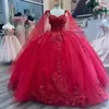赤い光沢のある恋人Quinceanera Dress 2024 Vestidos de 15 Princess Sweet 16 XVレースアップリケケープバースデーボールガウン付きビーズ