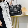 Sacos de noite vários inverno moda balde tote bolsas de algodão pena para baixo quadrado mensageiro multibolsos espaço almofada sacos 231219