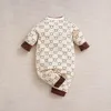 Wiosna i jesień chłopcy dziewczyny urocze kreskówka Little Bear Full Print Cotton Wygodne swobodne body dla niemowląt z długim rękawem 231220