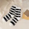 Chaussettes Hosiery marque de créateur miumius hiver chaussettes en cachemire rayées sont douces délicates chaudes à la mode version coréenne des femmes ins style collège dame loisirs CSJR